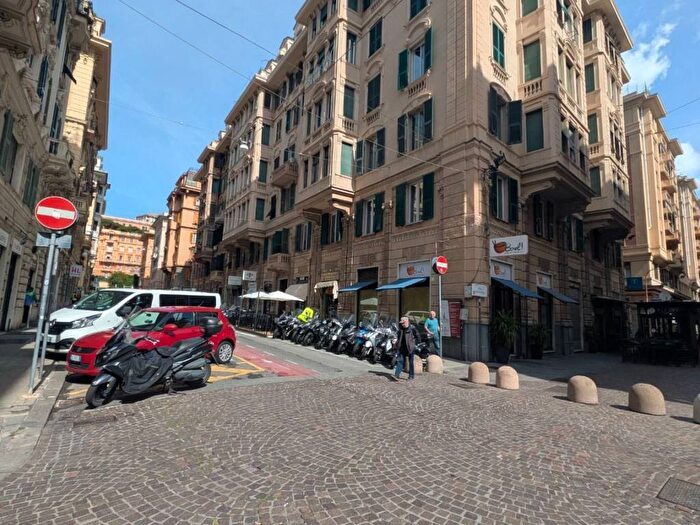 Appartamento con 6 locali in affitto in Via Malta, Quadrilatero, Genova