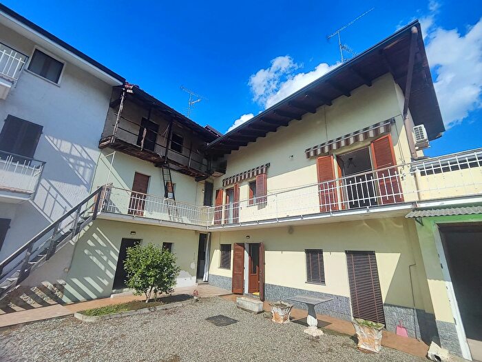 Casa con 8 locali in vendita in Via Martiri della Libertà, Suno