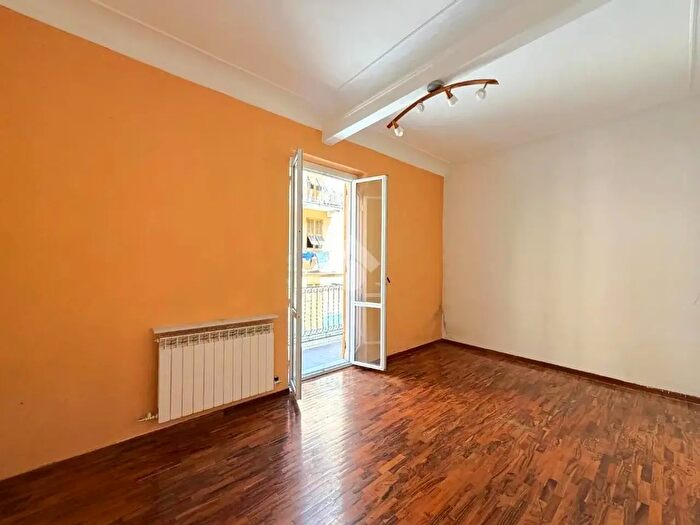 Appartamento trilocale in vendita in Via Sapri, Genova