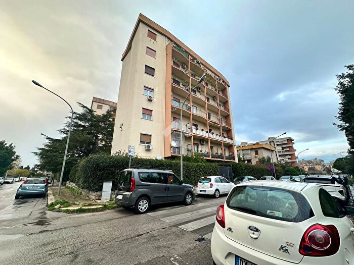 Appartamento trilocale in vendita in Via Giuseppe di Stefano, Palermo