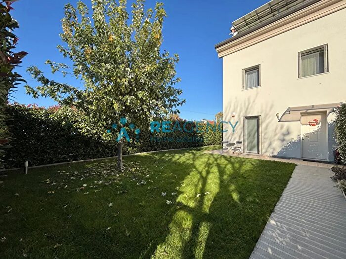 Casa con 6 locali in vendita in Via d Chiesa, Costabissara