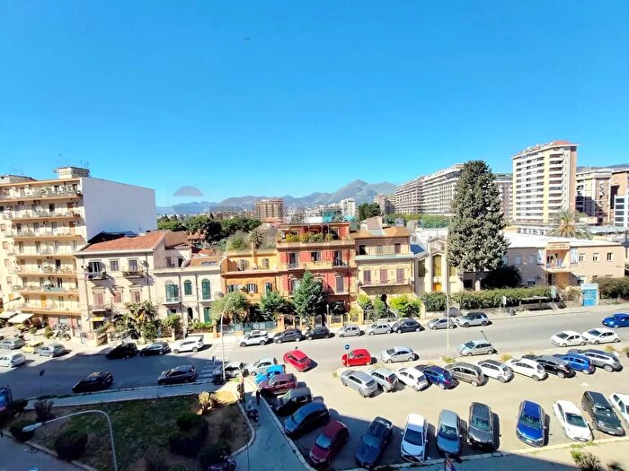 Appartamento trilocale in vendita in Piazza Generale Antonio Cascino, Palermo