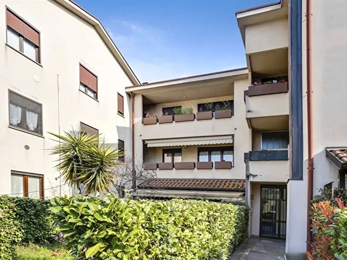 Appartamento trilocale in vendita in Via Giovanni Paisiello, Monza