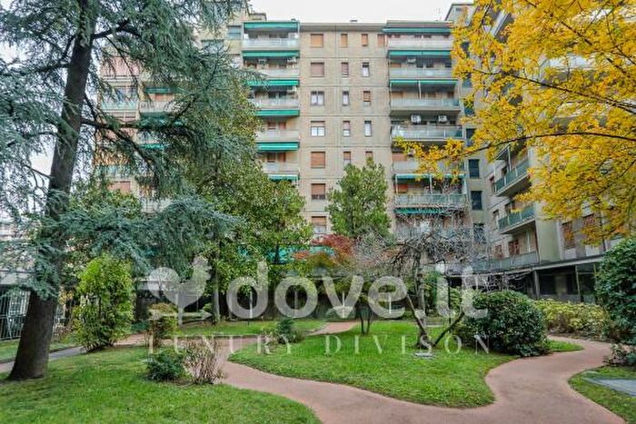 Appartamento con 5 locali in vendita in Via Ugo Lenzi, Bologna
