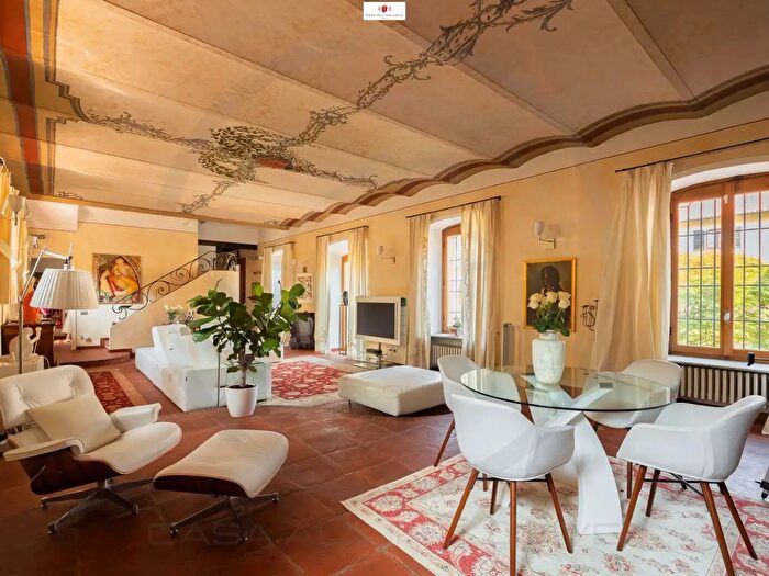 Appartamento con 10 locali in vendita in Via Stanga Busca, Carate Brianza