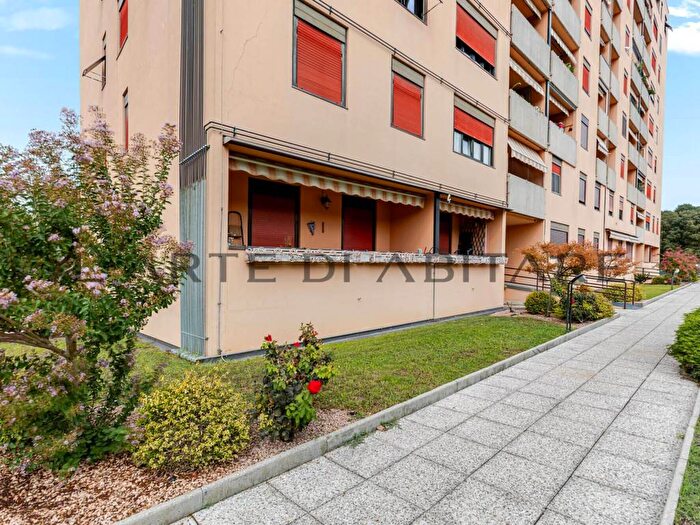 Appartamento con 6 locali in vendita in Crotone, Borgo Nuovo Navigatori, Verona