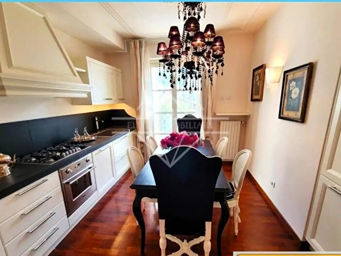 Appartamento con 5 locali in vendita in Massa