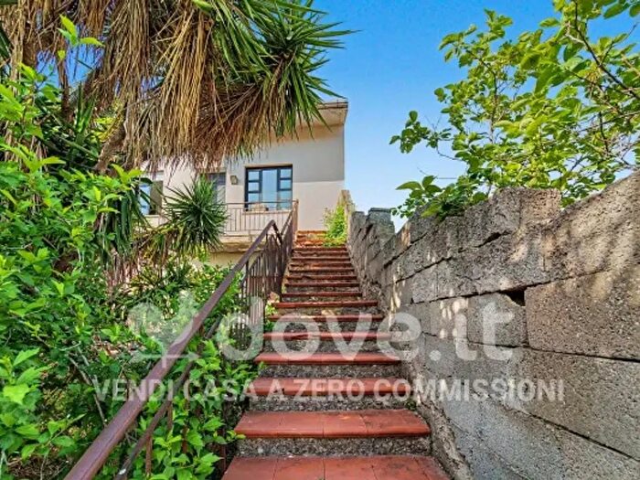 Casa trilocale in vendita in Via Angioi, Tissi