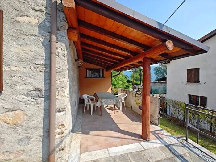 Casa quadrilocale in vendita in Frazione Perla, Schignano