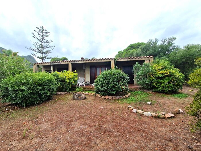 Casa con 5 locali in vendita in Muravera