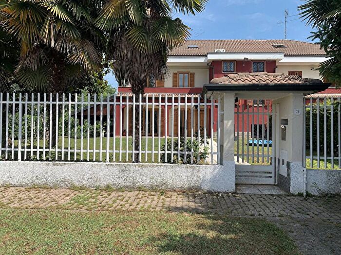 Casa con 5 locali in affitto in Via Val Seriana, Centro, Lainate