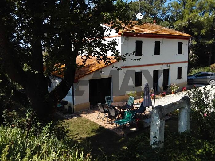 Casa con 6 locali in vendita in Morro D'Alba