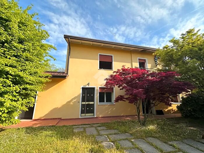 Casa con 8 locali in vendita in Via Manetti, Trebaseleghe