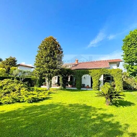 Casa con 8 locali in vendita in Forte Dei Marmi