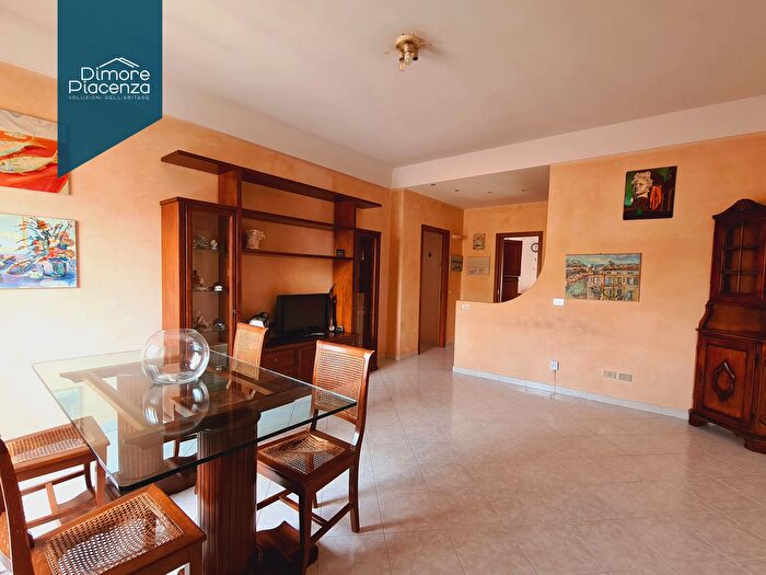 Appartamento trilocale in vendita in Via Scarabelli, Piacenza