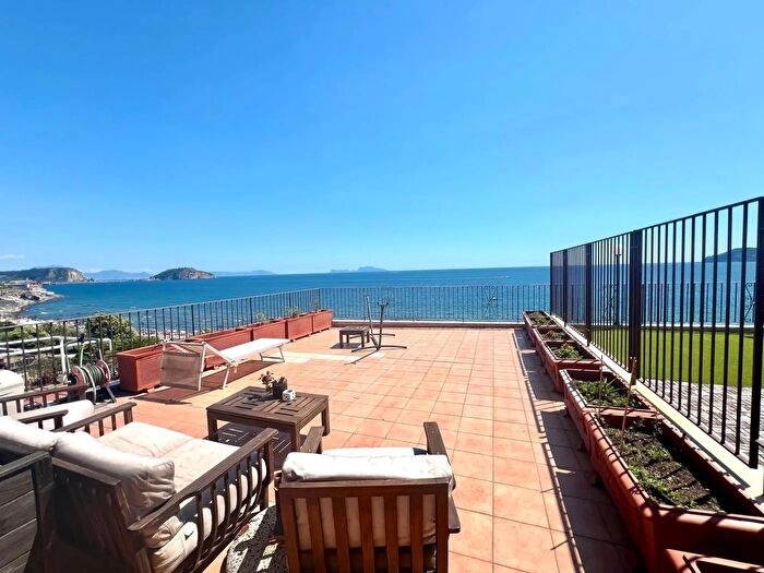 Appartamento trilocale in vendita in Corso Umberto, Pozzuoli