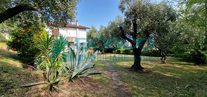 Casa con 9 locali in vendita in Via Magellano, Bolano