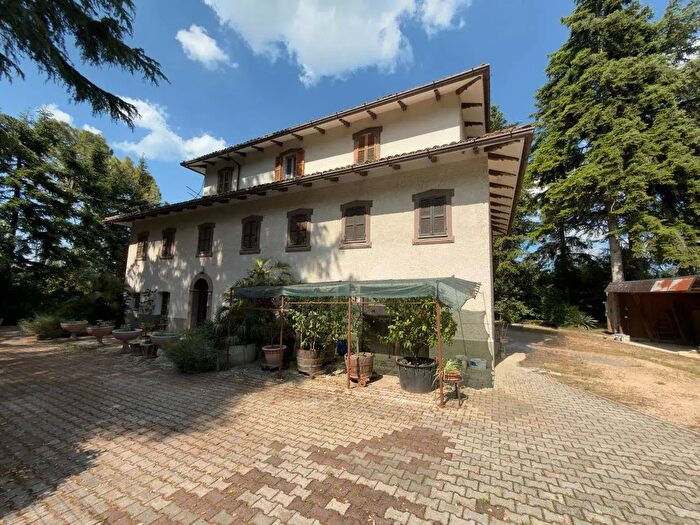 Casa con 16 locali in vendita in Contrada Pianibianchi, Tolentino