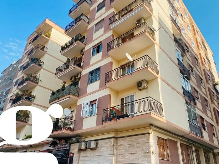 Appartamento trilocale in vendita in Via Jannelli, Napoli