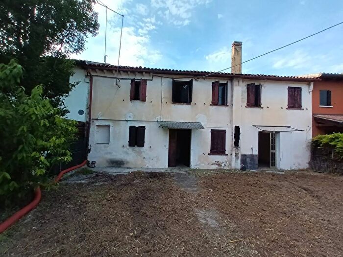 Casa quadrilocale in vendita in Piazza Indipendenza, Morgano