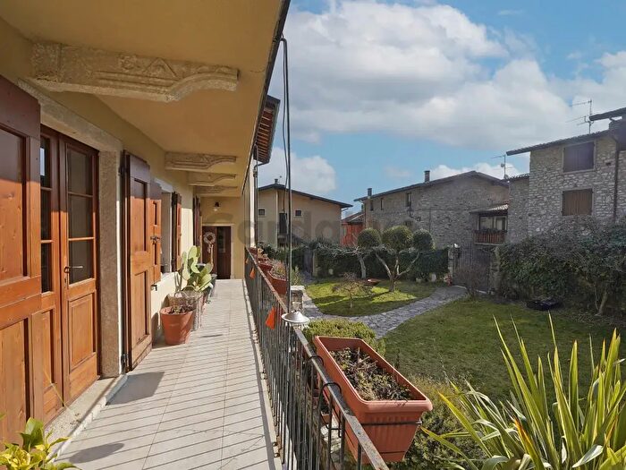 Casa con 6 locali in vendita in Via Libertà, Tignale