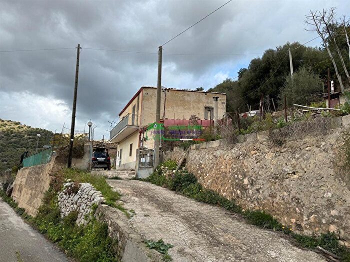 Casa con 10 locali in vendita in Contrada Lusia, Ragusa