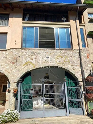 Casa con 6 locali in vendita in Via Ugo Foscolo, Roe Volciano