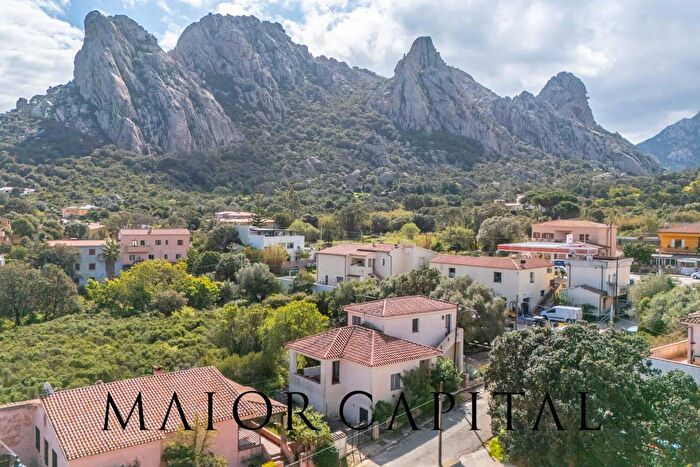 Casa con 8 locali in vendita in Via Zara Snc, Olbia