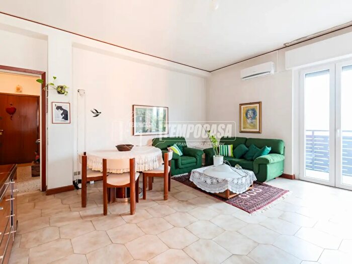 Appartamento quadrilocale in vendita in Viale San Gimignano, Milano