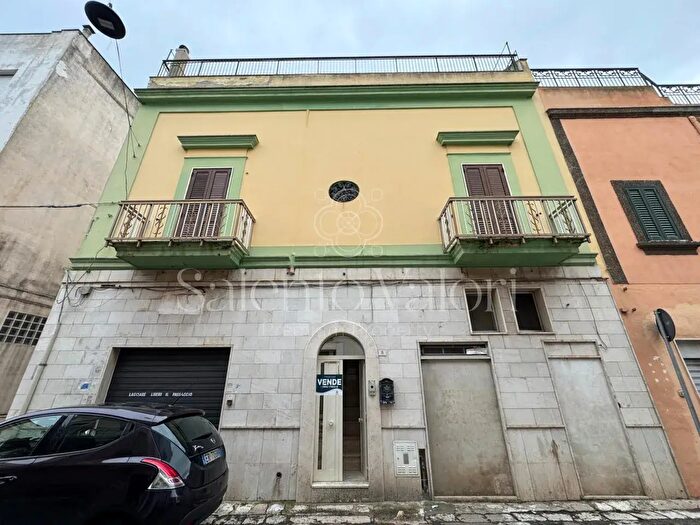 Casa con 5 locali in vendita in Via Nizza, Parabita