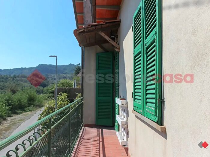 Appartamento trilocale in vendita in Via di Chiosa, Piazza Al Serchio