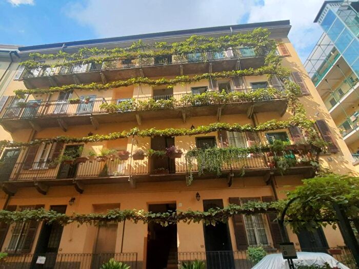 Appartamento monolocale in affitto in Alzaia Naviglio Grande, Navigli Darsena, Milano