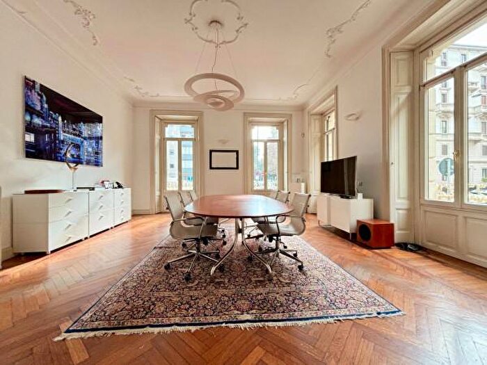 Appartamento con 6 locali in vendita in Via Giuseppe Revere, Milano