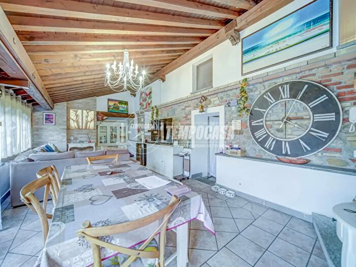 Appartamento trilocale in vendita in Via Maisa, Caronno Varesino