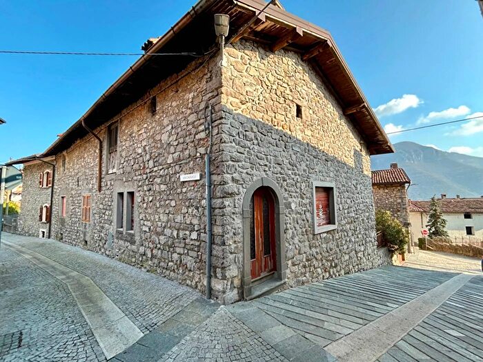 Casa quadrilocale in vendita in Via delle Ghiaie Bianzano, Bianzano