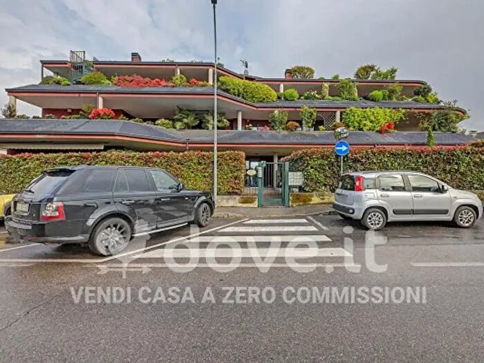 Appartamento con 6 locali in vendita in Via Dante Alighieri, Gazzada Schianno