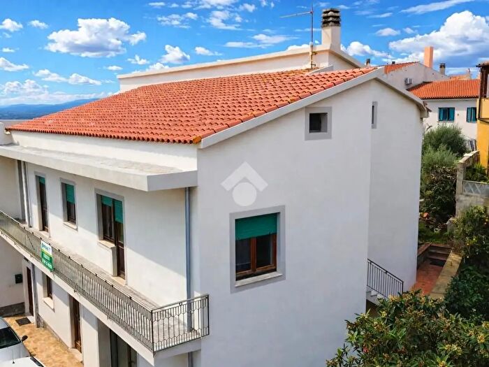 Appartamento con 7 locali in vendita in Via E dArborea, Arzachena