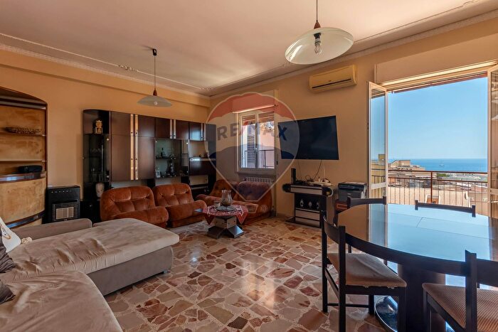 Appartamento con 7 locali in vendita in Via Francesco Accolla, Siracusa