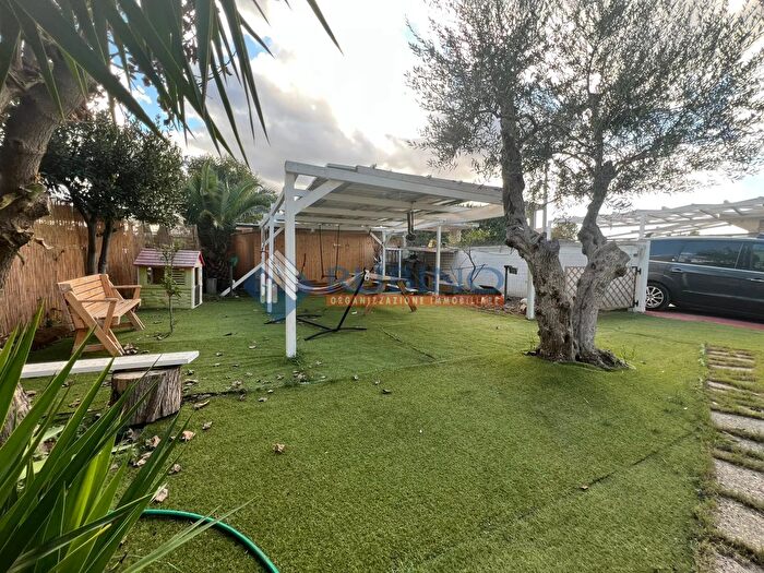 Appartamento con 8 locali in vendita in Via Mascagni, Trani