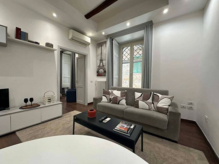 Appartamento bilocale in affitto in Salita San Maria Apparente, Chiaia, Napoli