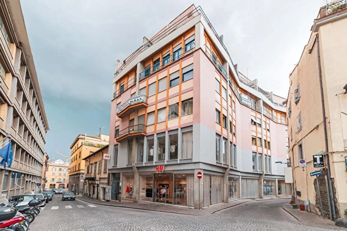 Appartamento con 6 locali in vendita in Via Giacomo Matteotti, Viterbo