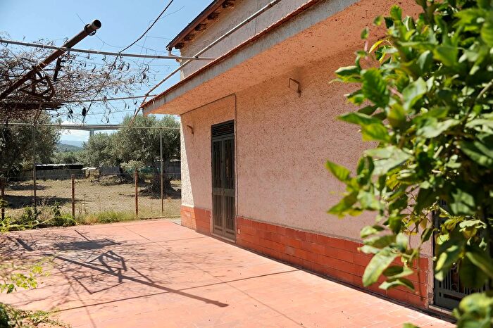 Casa con 6 locali in vendita in Acquedolci