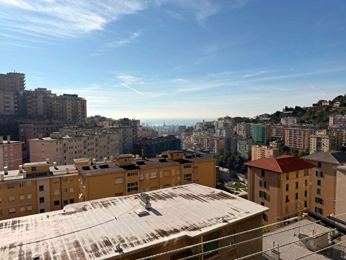 Appartamento con 5 locali in affitto in Via Vesuvio, Oregina, Genova