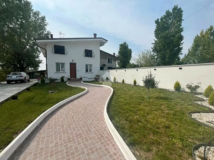 Appartamento trilocale in vendita in Via Giuseppe Taliercio, Mantova