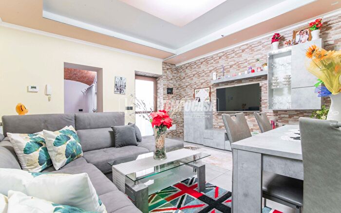 Appartamento trilocale in vendita in Via Indipendenza, Marnate