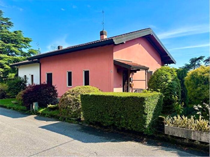 Casa con 5 locali in vendita in Via Fidanza, Comerio