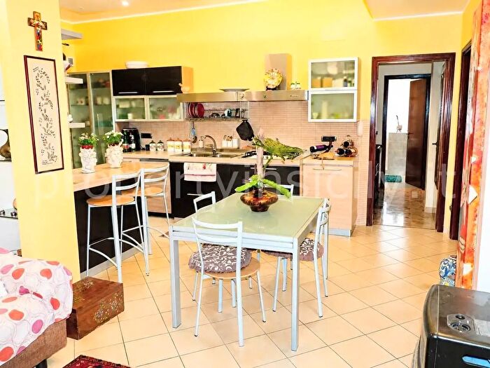 Appartamento con 6 locali in vendita in Via Francesco Accolla, Siracusa
