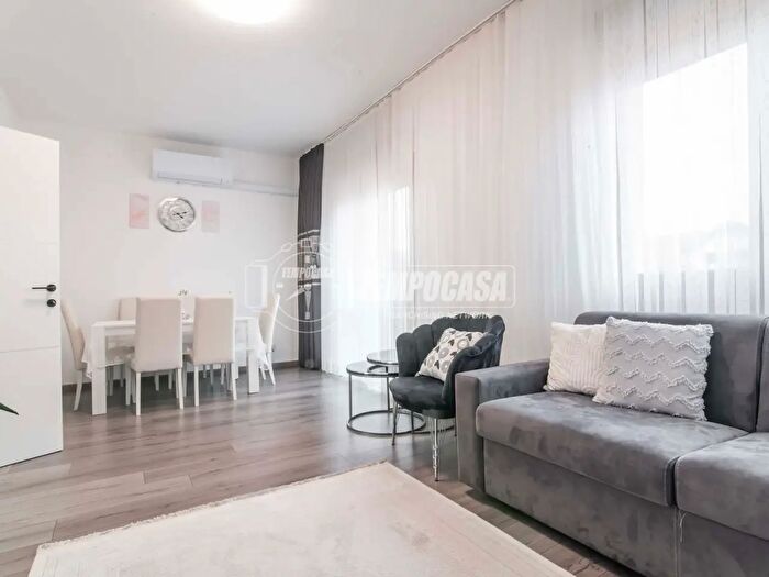 Appartamento trilocale in vendita in Via Regina Margherita, Lurate Caccivio