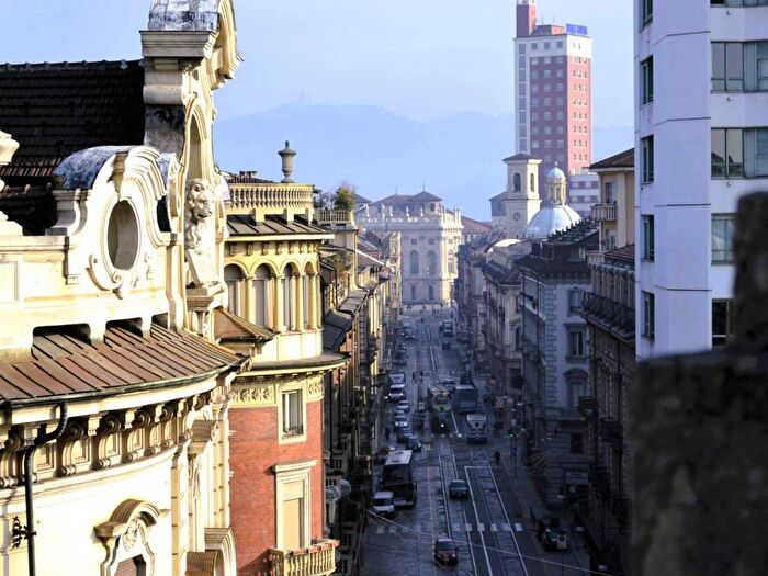 Appartamento quadrilocale in affitto in Via Cernaia, Piazza Solferino, Torino