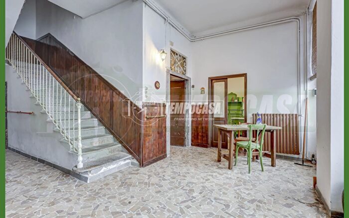 Casa con 7 locali in vendita in Comerio